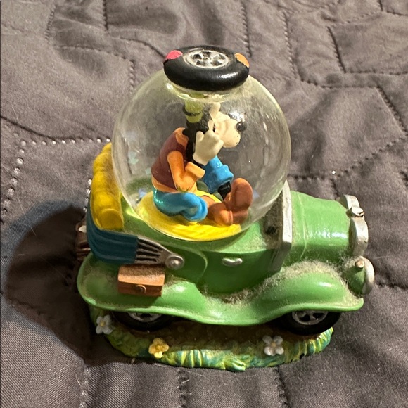 Vintage Disney Store Goofy Toontown green car snow globe - Picture 4 of 6
